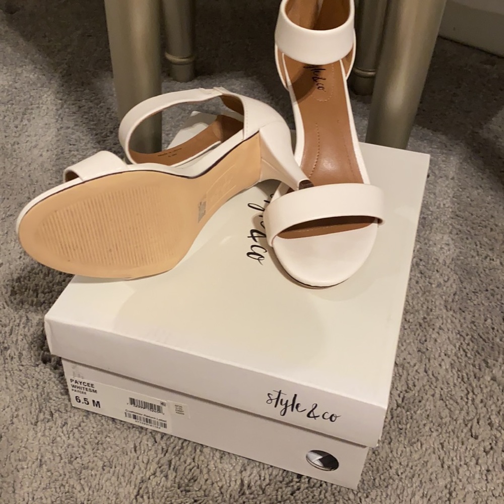 White sandal - Picture 2 of 4